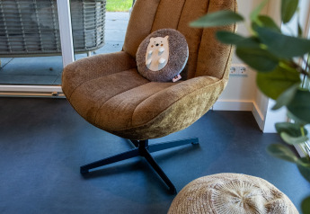 Sillón y puf acogedores en Wood Cottage + hot tub, Holiday park De Witte Berg en los Países Bajos.