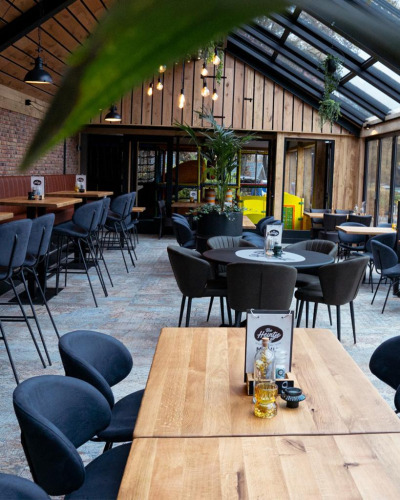 Modernes Bistro im Wood Cottage + Whirlpool im Holiday Park De Witte Berg, Niederlande, Tageslichtterrasse.