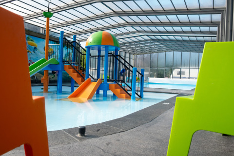 Indendørs vandlegeplads med rutsjebaner og soppebassin på ferieparken De Witte Berg i Holland.