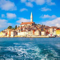 Ciudad costera pintoresca cerca de Funtana, en Istria, Croacia, con una iglesia en la cima y casas coloridas.