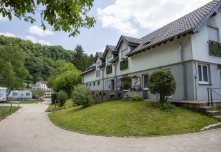Camping du Rivage a Diekirch, Lussemburgo, con roulotte, aree verdi e edifici moderni in vista.