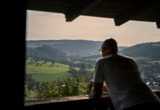 Una persona osserva la campagna dal balcone del Camping du Rivage a Diekirch, Lussemburgo.
