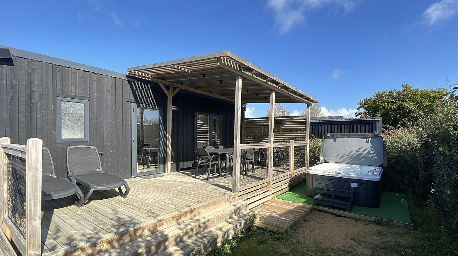 Buitenaanzicht van de Homeflower Premium + Jacuzzi cabine bij Flower Camping Les Paludiers in Frankrijk.