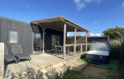 Vista exterior de la cabaña Homeflower Premium + Jacuzzi en Flower Camping Les Paludiers, Francia.