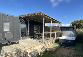 Vista esterna della cabina Homeflower Premium + Jacuzzi al Flower Camping Les Paludiers in Francia.