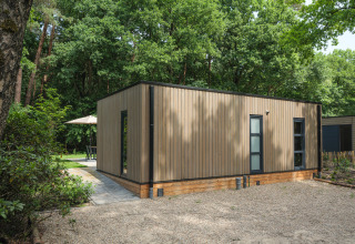 Moderne lodge Bosvilla Comfort in Veluwepark de Bosgraaf, omringd door bossen in Nederland.