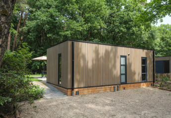 Moderna casa di legno Bosvilla Comfort nel Veluwepark de Bosgraaf, immersa nella foresta nei Paesi Bassi.