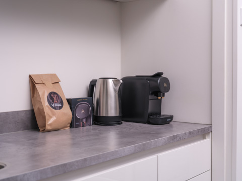 Küchenarbeitsplatte mit Kaffeemaschine, Wasserkocher und Kaffee im Bosvilla Comfort, Veluwepark de Bosgraaf.