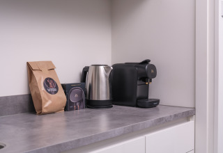 Keukenblad met koffiemachine, waterkoker en koffie in Bosvilla Comfort, Veluwepark de Bosgraaf.
