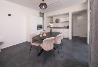 Moderne eetkamer en keuken in Bosvilla Comfort, Veluwepark de Bosgraaf, Nederland.