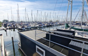 Udsigt fra House boat 4-Almere på Marina Parcs Almere i Holland med mange sejlbåde i havnen.