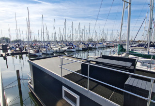 Blick von House boat 4-Almere bei Marina Parcs Almere in den Niederlanden mit vielen Segelbooten.
