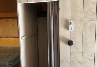 Innenraum eines Safari-Zeltes Cottage auf dem Vilanova Park Campingplatz in Spanien mit Holzwänden.