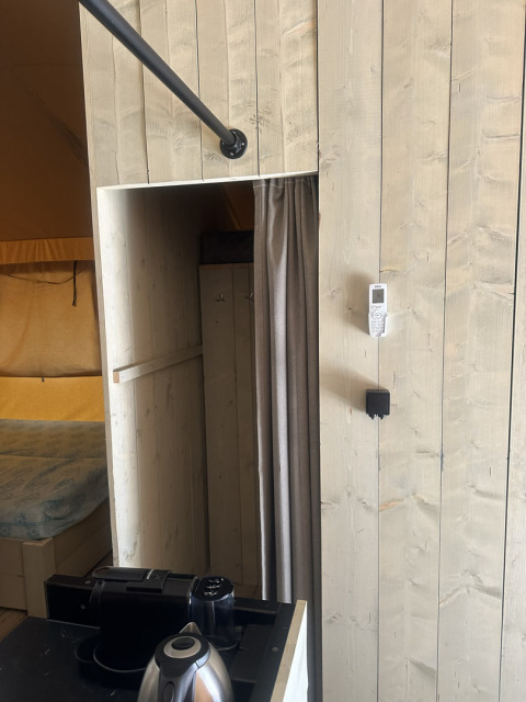 Interieur van een Cottage safaritent op Vilanova Park Camping in Spanje met houten wanden en keukenblok.