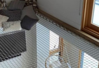 Knus hoekje met kussens en netvloer in een safaritent bij Boerderij huisje, Beloofde Land, Nederland.