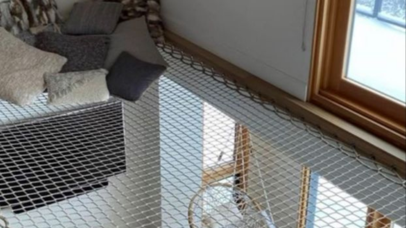 Gemütliche Ecke mit Kissen und Netzboden in einem Safarizelt bei Boerderij huisje, Beloofde Land, Niederlande.