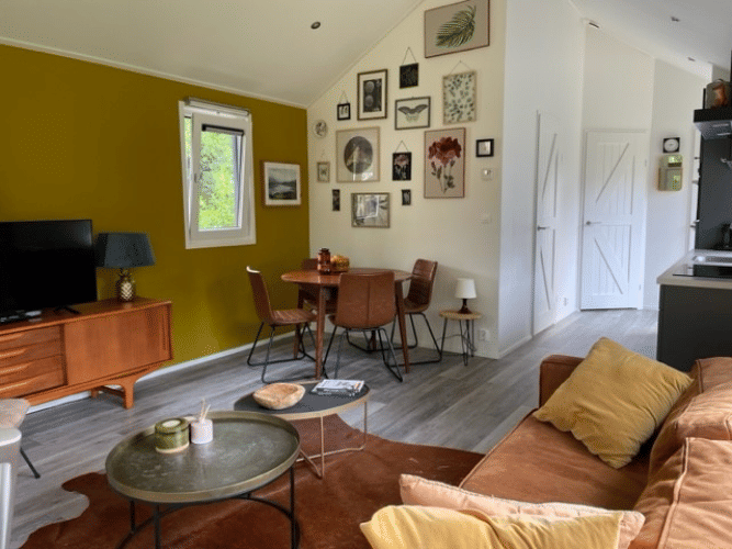 Wohnzimmer der Eco Cottage im De Thijmse Berg, Niederlande, mit Retro-Möbeln und stilvoller Wanddeko.