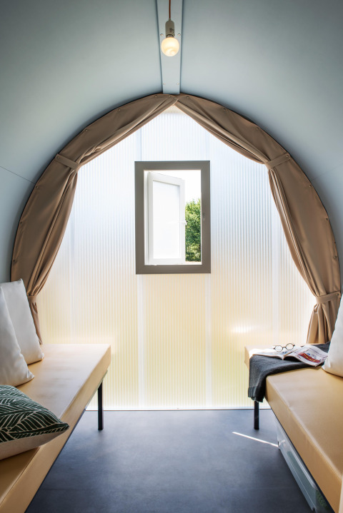 Vista interior de la tienda safari Tent Lodge Coco Sweet con dos camas y ventana abierta en Au Bois Des Biches.