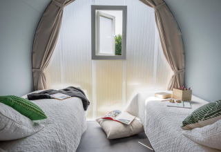 Vista interior de la tienda Safari Lodge Coco Sweet con dos camas en Flower Camping Au Bois Des Biches, Francia.