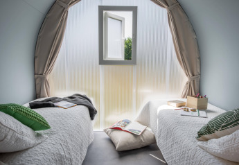 Binnenaanzicht van Safari Tent Lodge Coco Sweet met twee bedden bij Flower Camping Au Bois Des Biches in Frankrijk.