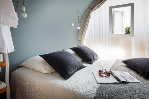 Chambre douillette de la tente Lodge Coco Sweet au Flower Camping Au Bois Des Biches en France.