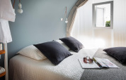 Chambre douillette de la tente Lodge Coco Sweet au Flower Camping Au Bois Des Biches en France.