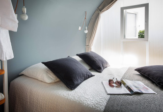 Vista de un dormitorio acogedor en la tienda Lodge Coco Sweet en Flower Camping Au Bois Des Biches, Francia.