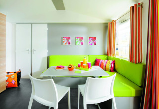 Coin repas coloré du Stacaravan Confort au Flower Camping Au Bois Des Biches, France, à la décoration moderne.