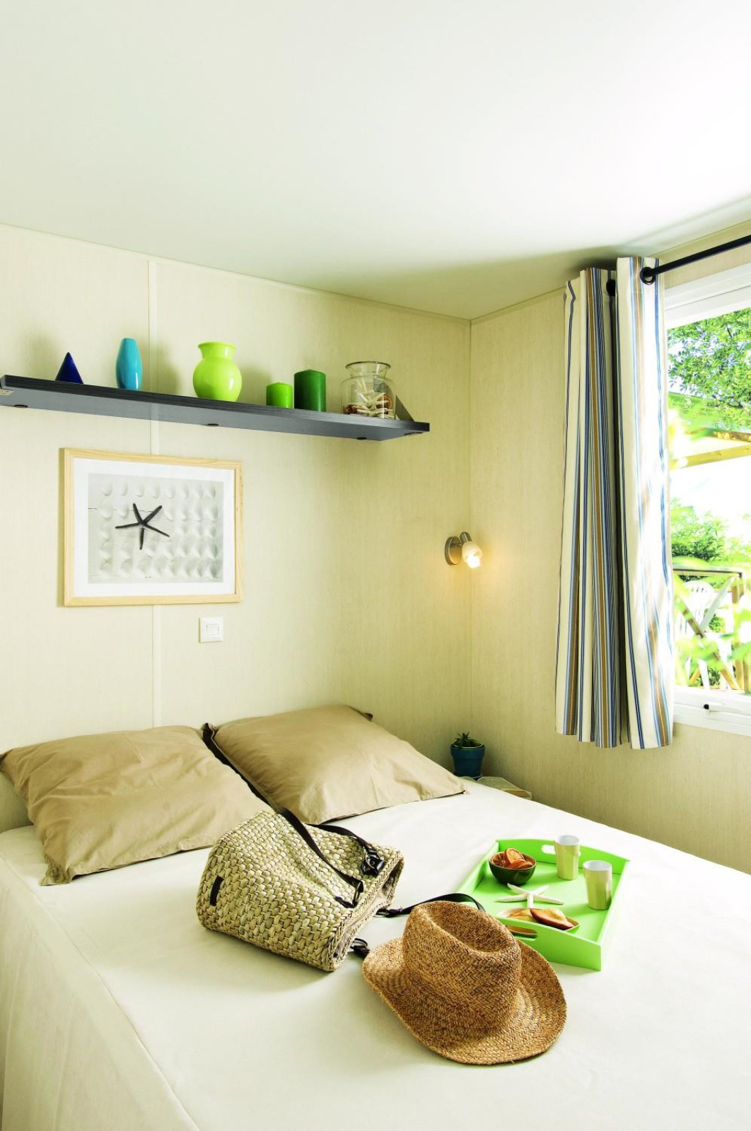 Lichte, gezellige slaapkamer in Stacaravan Confort bij Flower Camping Au Bois Des Biches, Frankrijk, met dienblad.