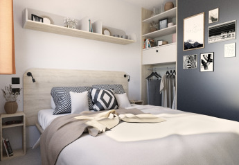 Camera da letto allo Stacaravan Confort PLUS al Flower Camping Au Bois Des Biches, moderna e accogliente.