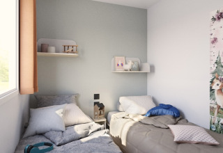 Lichte kamer met twee eenpersoonsbedden in Stacaravan Confort PLUS, Flower Camping Au Bois Des Biches, Frankrijk.