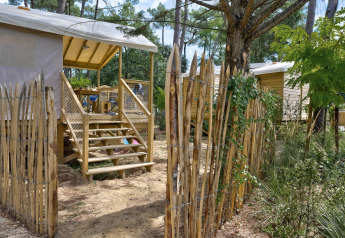 Indgang til et hyggeligt træhus kaldet Cosyflower på Flower Camping Au Bois Des Biches i Frankrig.