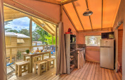 Binnenzicht van de boomhut Cosyflower met eetruimte en keuken op Flower Camping Au Bois Des Biches.