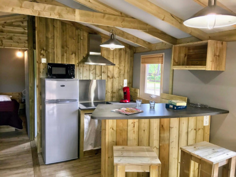 Kleine Holzküche im Sweetflower-Lodge bei Flower Camping Au Bois Des Biches in Frankreich.