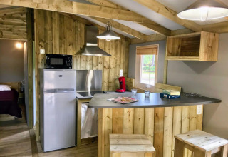 Kleine Holzküche im Sweetflower-Lodge bei Flower Camping Au Bois Des Biches in Frankreich.