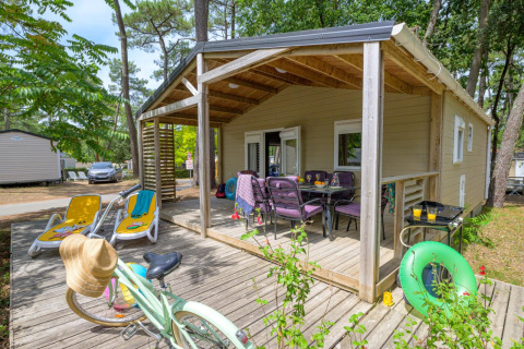 Terrazza esterna con mobili da giardino al Cottage Premium, Flower Camping Au Bois Des Biches, Francia.