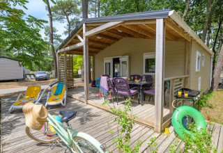 Terrazza esterna con mobili da giardino al Cottage Premium, Flower Camping Au Bois Des Biches, Francia.