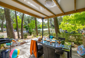 Terrazza esterna della Cottage Premium al Flower Camping Au Bois Des Biches in Francia, immersa nel verde.