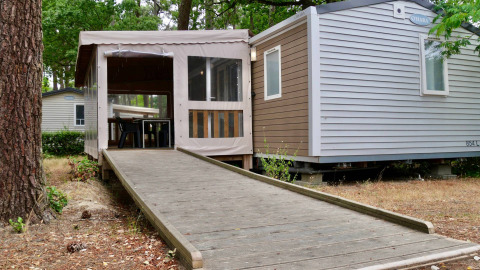 Chalet Stacaravan Life mit Rampe auf dem Flower Camping Au Bois Des Biches in Frankreich.