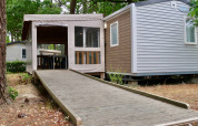 Chalet Stacaravan Life avec rampe d'accès au Flower Camping Au Bois Des Biches, en France.