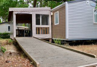 Chalet Stacaravan Life con rampa accesible en Flower Camping Au Bois Des Biches, Francia.
