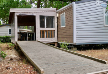 Chalet Stacaravan Life mit Rampe auf dem Flower Camping Au Bois Des Biches in Frankreich.