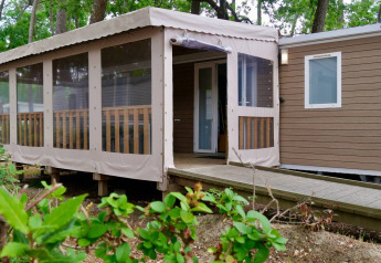 Außenansicht von Stacaravan Life Chalet bei Flower Camping Au Bois Des Biches in Frankreich, mit Terrasse.