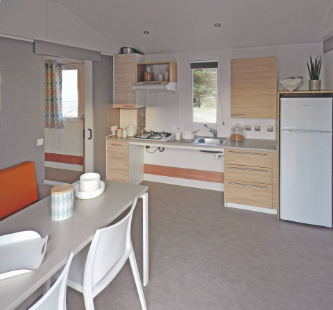 Cucina e zona pranzo moderne in uno chalet Stacaravan Life al Flower Camping Au Bois Des Biches, Francia.