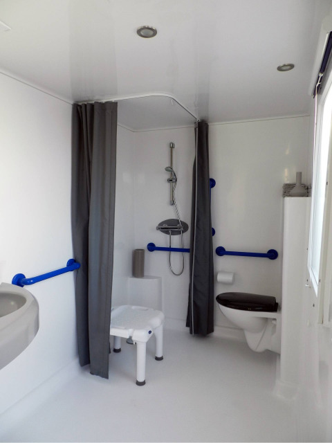 Salle de bain accessible au Stacaravan Life, Flower Camping Au Bois Des Biches, avec douche et barres d'appui.
