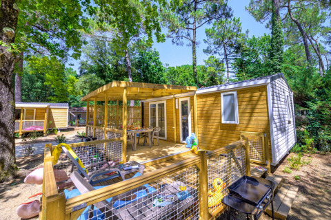 Buitenaanzicht van Stacaravan Family chalet bij Flower Camping Au Bois Des Biches, omgeven door bomen.