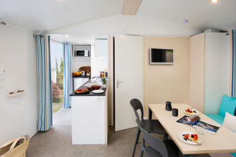 Moderne keuken en eethoek in de Stacaravan Family bij Flower Camping Au Bois Des Biches in Frankrijk.