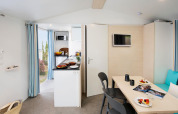 Cuisine et coin repas modernes du chalet Stacaravan Family au Flower Camping Au Bois Des Biches en France.
