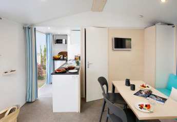 Moderne keuken en eethoek in de Stacaravan Family bij Flower Camping Au Bois Des Biches in Frankrijk.