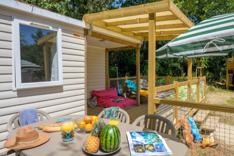 Terrasse extérieure de Stacaravan Family au Flower Camping Au Bois Des Biches, France, avec fruits et détente.